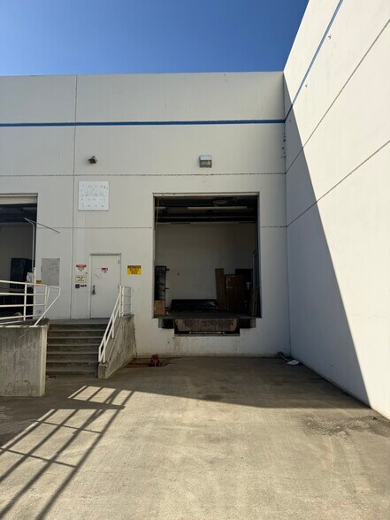 More Photos Of 200 Science Dr, Moorpark Light Manufacturing For Sale