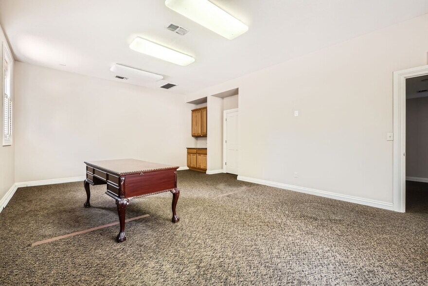 More Photos Of 228 S Seguin Ave, New Braunfels Office For Lease