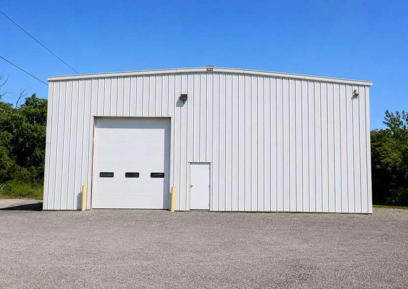 More Photos Of 5912 N Burdick St, East Syracuse Warehouse For Lease