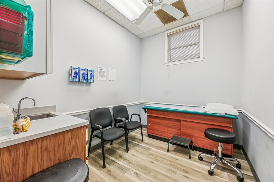 More Photos Of 12090-12114 Old Line Ctr, Waldorf General Retail For Sale