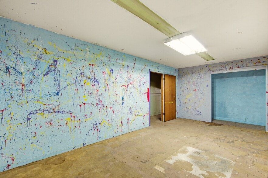 More Photos Of 1319-1323 W Texas St, Fairfield Freestanding For Sale