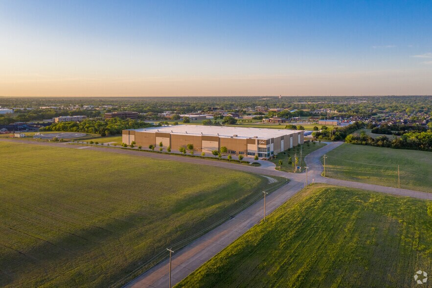 More Photos Of 320 W Centre Park Blvd, DeSoto Warehouse For Sale