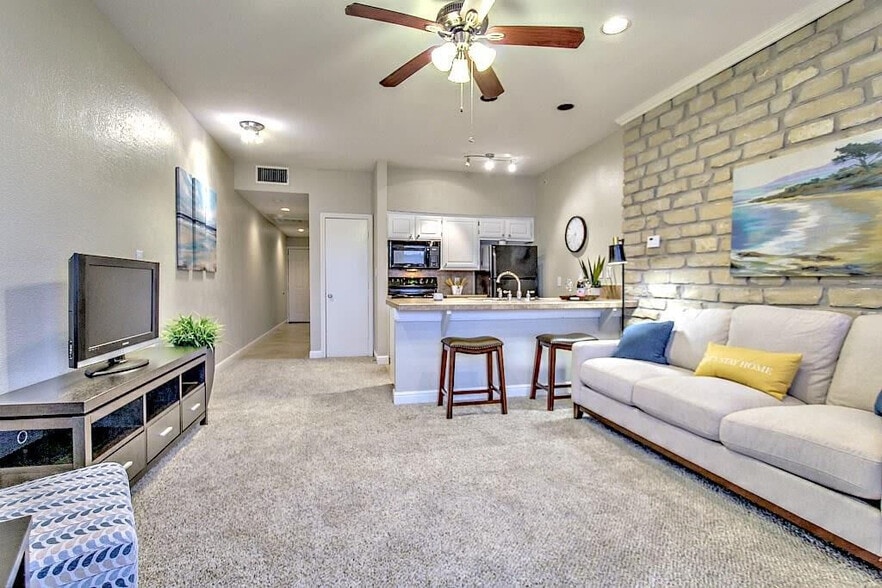 More Photos Of 401 E Pearl St, Granbury Apartments For Sale