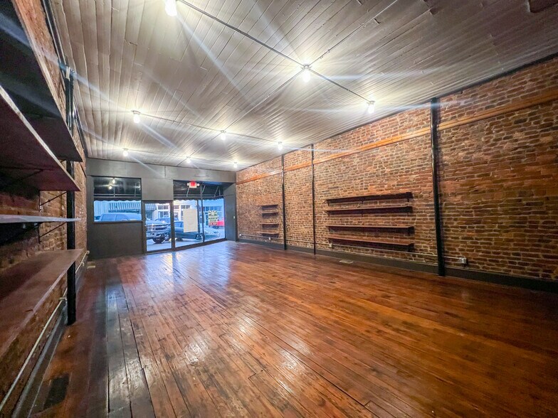 More Photos Of 209 N 1st St, Pulaski Storefront For Lease