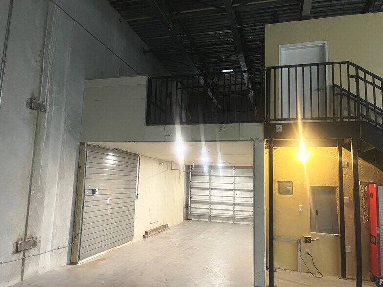 More Photos Of 12801 Commerce Lakes Dr, Fort Myers Light Distribution For Sale