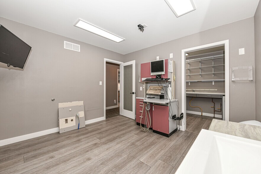 More Photos Of 114 Grove St, Eagle Medical For Lease