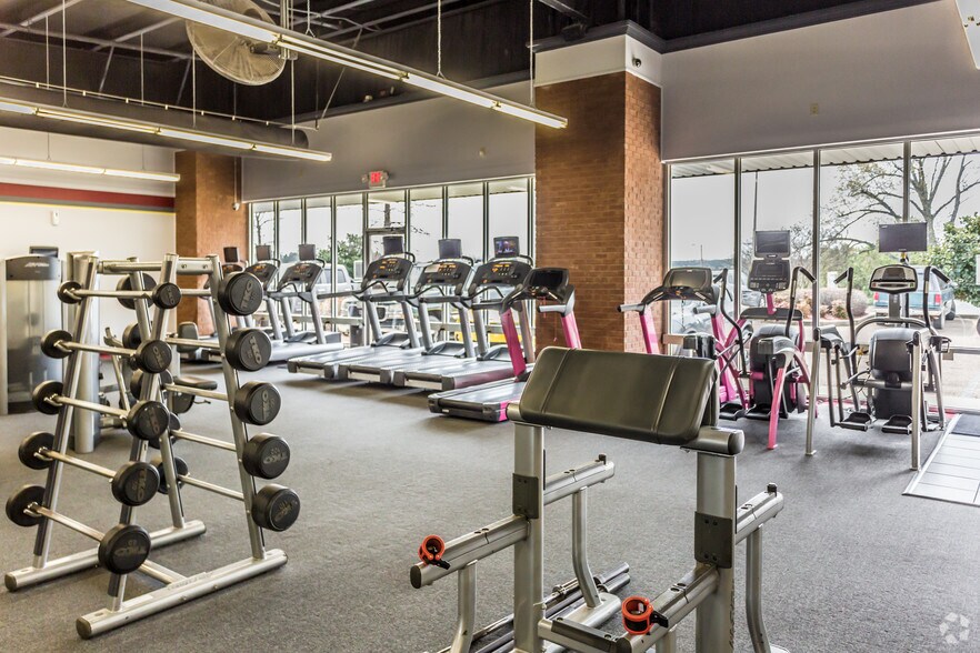 More Photos Of 304 Heritage Dr, Oxford General Retail For Lease