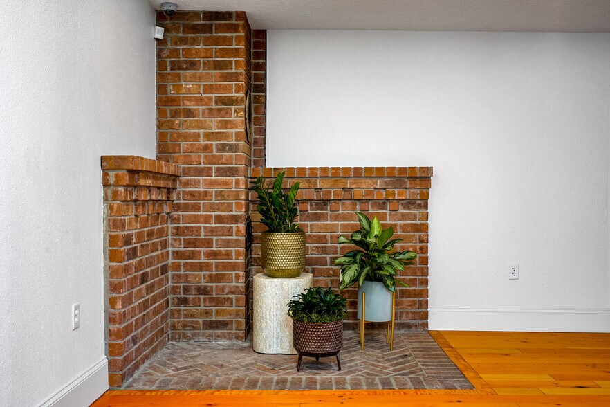 More Photos Of 144 S Main St, Independence Storefront Retail Office For Sale