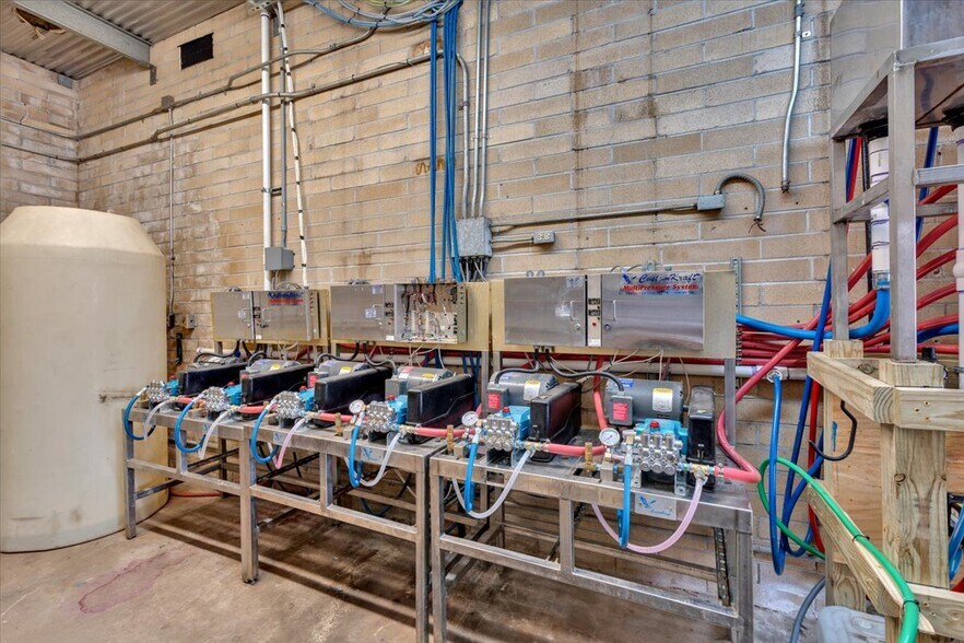 More Photos Of 102 S Fair St, Calhoun Carwash For Sale