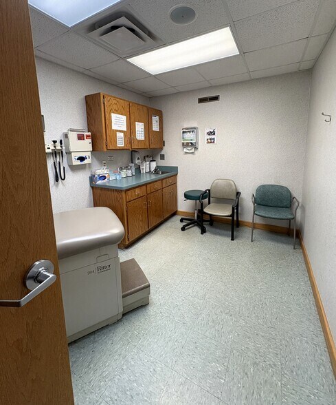 More Photos Of 1 E County Line Rd, Sandwich Medical For Lease