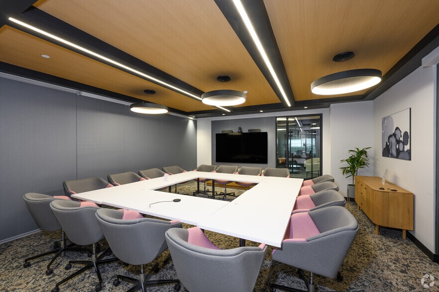 More Photos Of 2000 Pennsylvania Ave NW, Washington Office For Lease