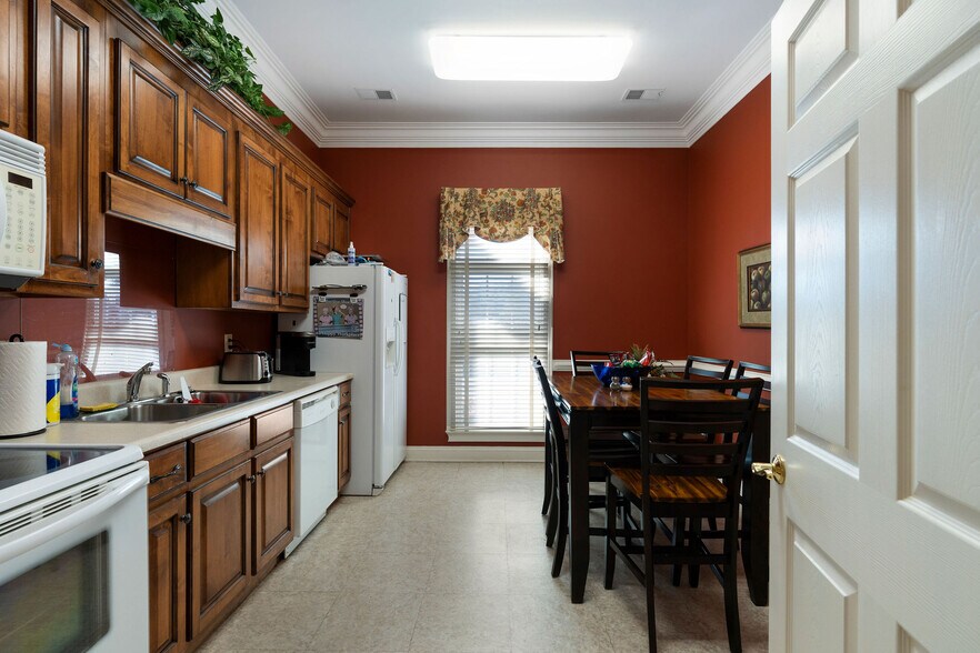 More Photos Of 1300 E Main St, Cartersville Medical For Sale