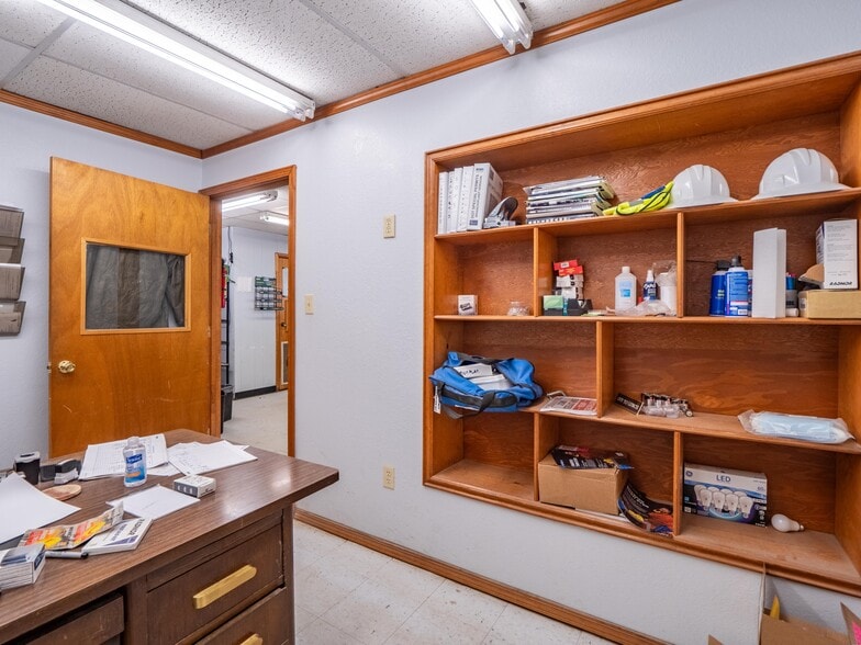 More Photos Of 1 W Choctaw Ave, Mcalester Flex For Sale