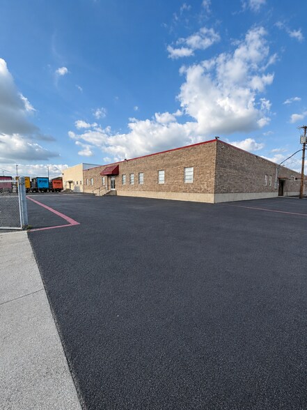 More Photos Of 4818 Woodall St, Dallas Manufacturing For Lease