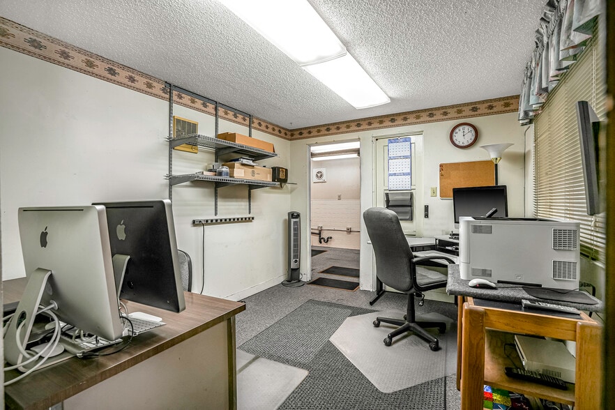 More Photos Of 921 Coolidge Ave, National City Light Manufacturing For Sale