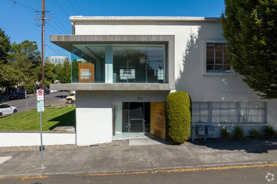 More Photos Of 911-915 NE Davis St, Portland Flex For Lease