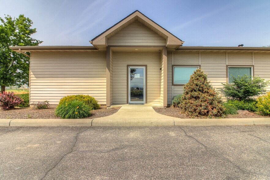 More Photos Of 445 Barnard Blvd, Sunnyside Office For Sale