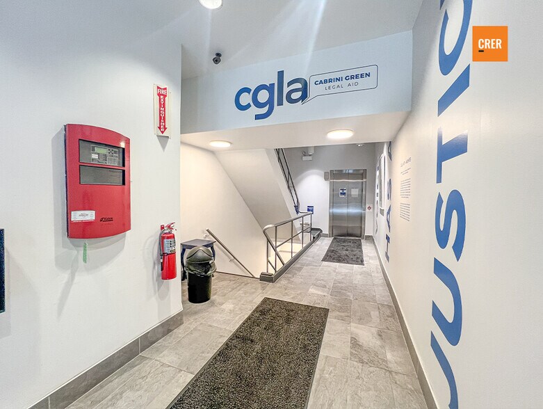 More Photos Of 6 S Clark St, Chicago Loft Creative Space For Sale