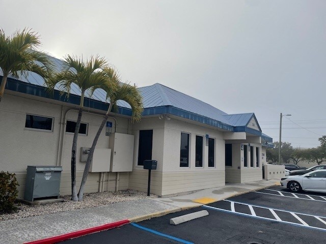 More Photos Of 1304 SE 8th Ter, Cape Coral Medical For Lease