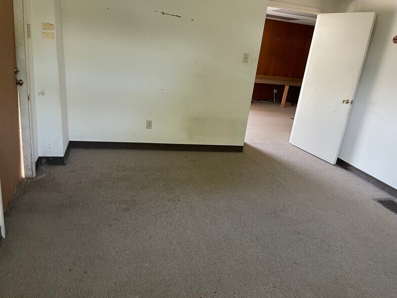 More Photos Of 1063 E Parkway South, Memphis Flex For Sale