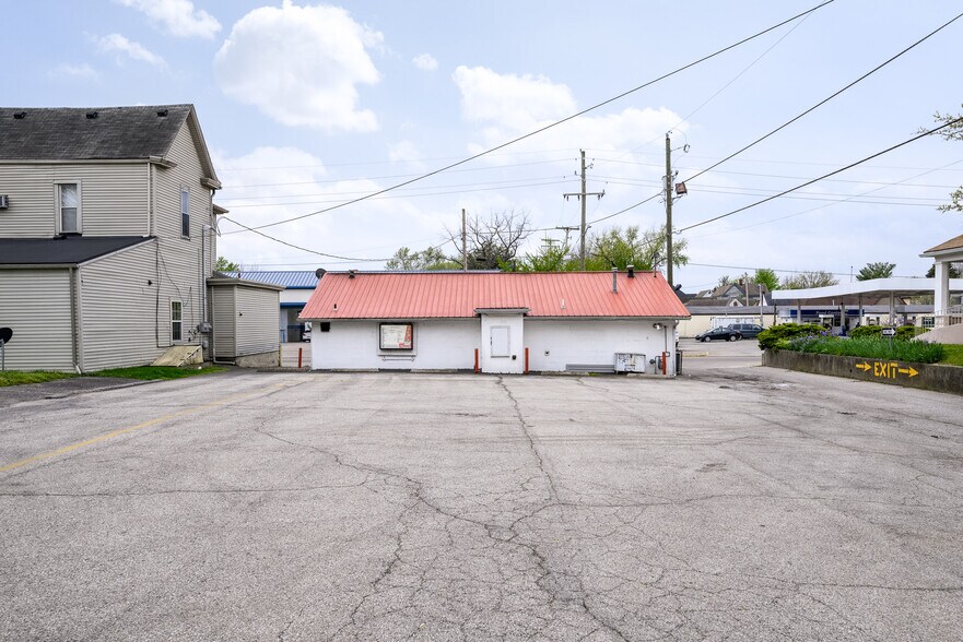 More Photos Of 514 Vincennes St, New Albany Freestanding For Sale