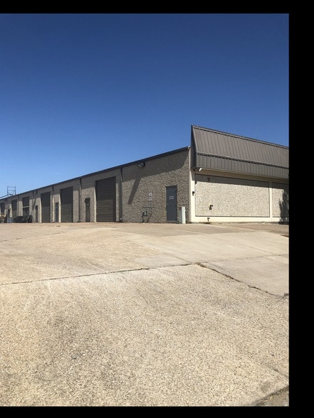 More Photos Of 201 Executive Way, DeSoto Showroom For Lease