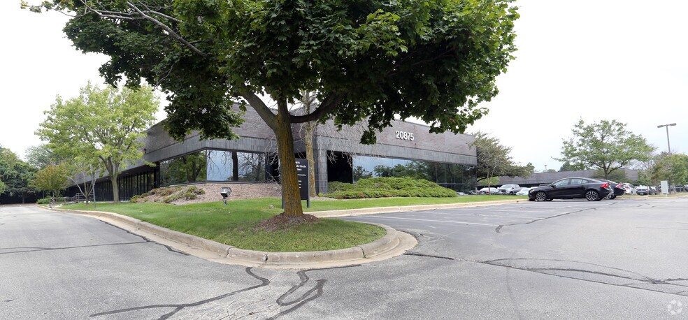More Photos Of 20875 Crossroads Cir, Waukesha Office For Lease
