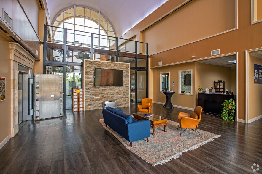 More Photos Of 912 Bastrop Hwy, Austin Office For Lease