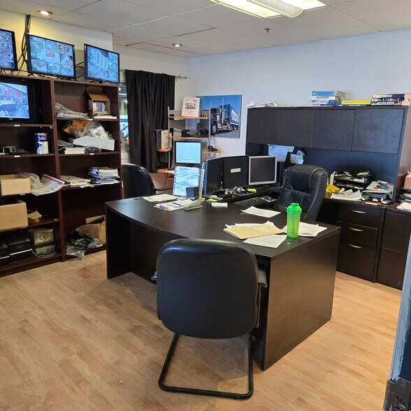 More Photos Of 440 Boul Industriel, St-Eustache Warehouse For Sale