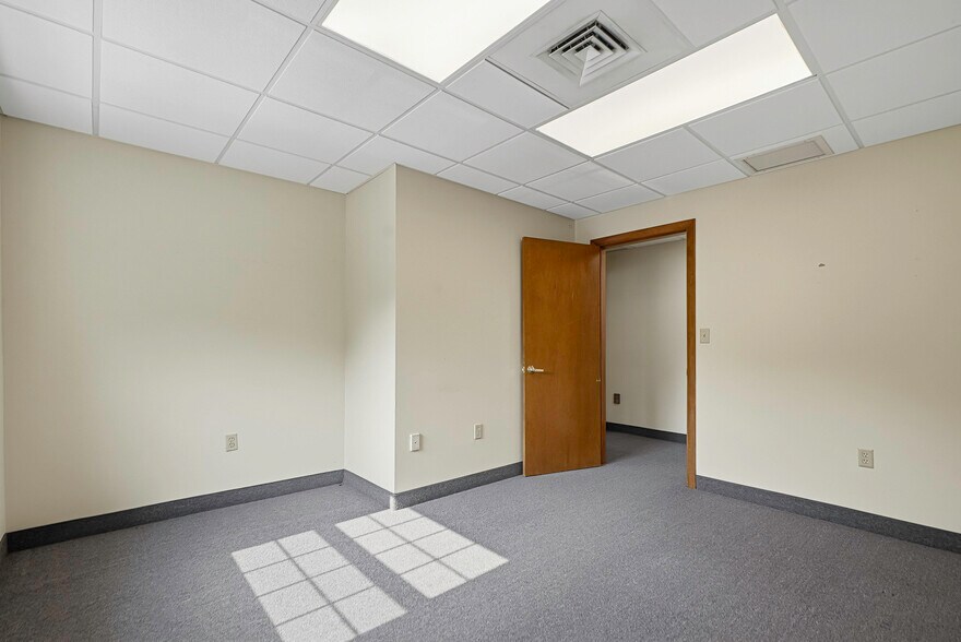 More Photos Of 37 Pierce St, Northborough Office For Sale