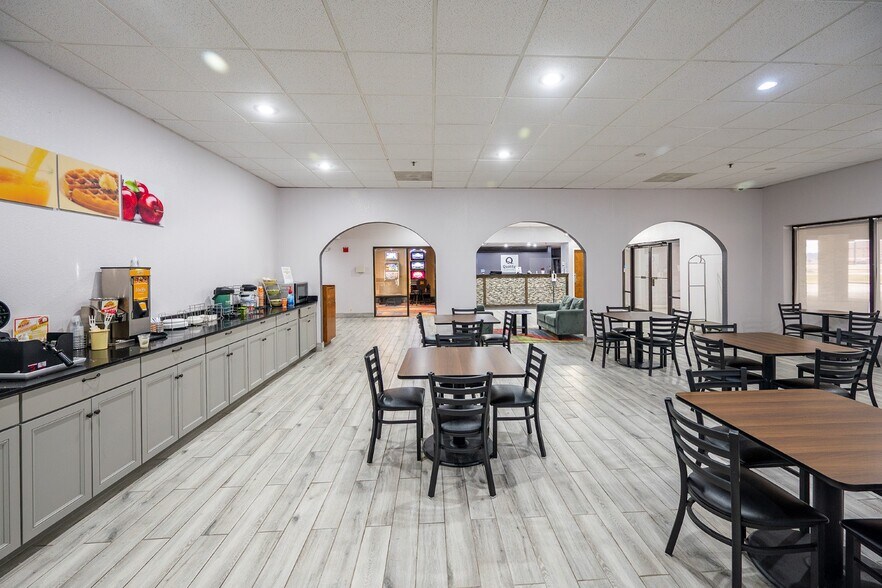 More Photos Of 2200 S Court St, Grayville Hotel For Sale