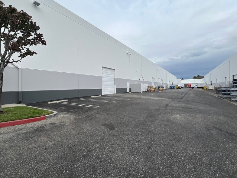 More Photos Of 7595 N San Fernando Rd, Burbank Warehouse For Lease