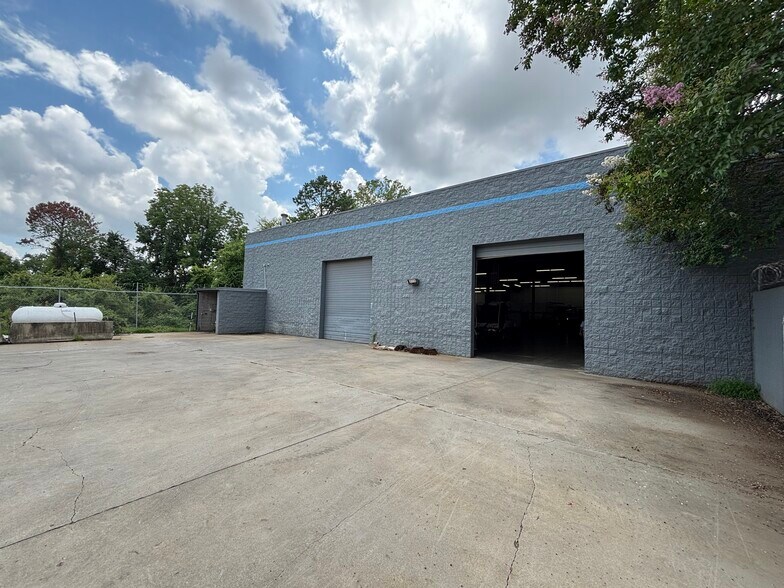 More Photos Of 4315 Taggart Creek Rd, Charlotte Warehouse For Sale