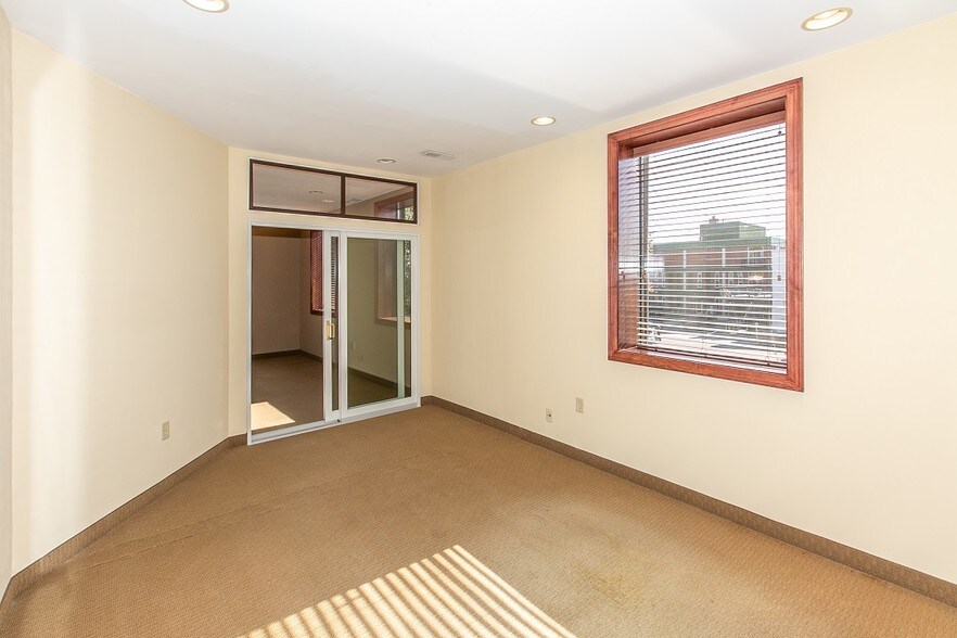 More Photos Of 2040 N Ferry St, Anoka Office For Sale