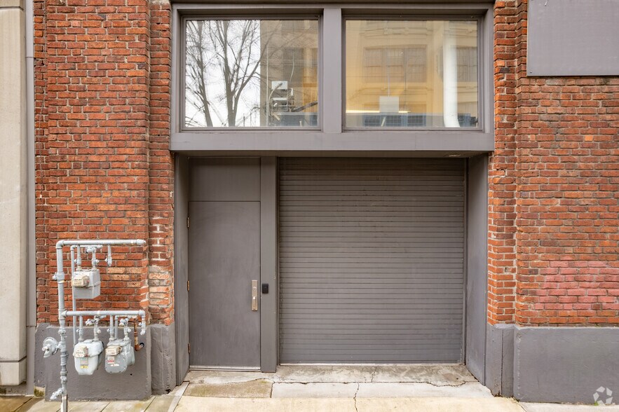 More Photos Of 904-916 NW Hoyt St, Portland Loft Creative Space For Lease