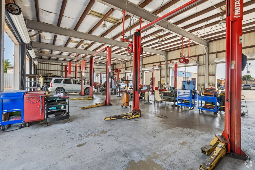 More Photos Of 11239 Veterans Memorial Dr, Houston Auto Repair For Sale