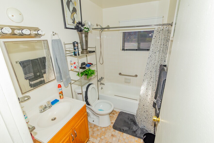 More Photos Of 1213 E Northern Pky, Baltimore Apartments For Sale