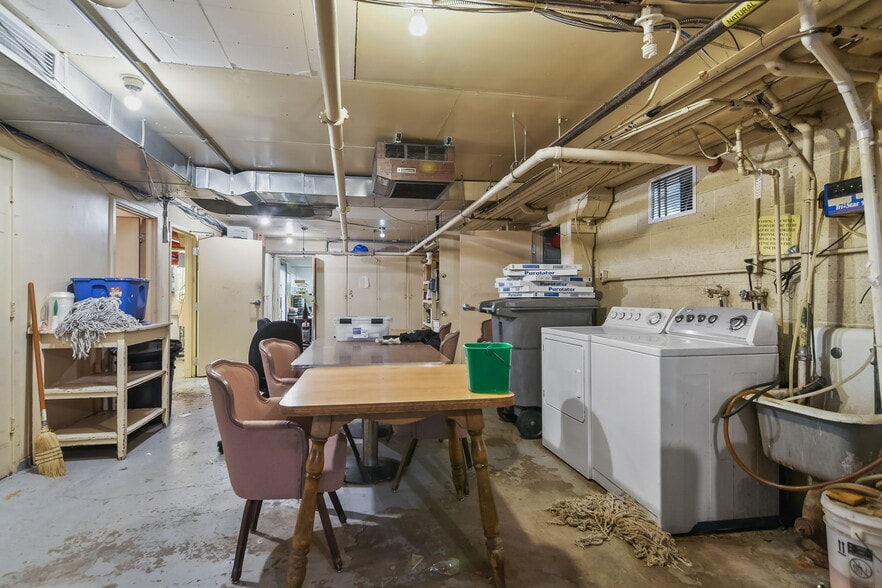 More Photos Of 227 E Adams St, Springfield Flex For Sale