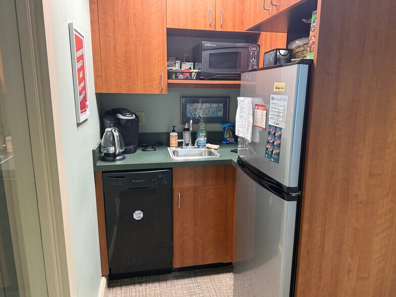 More Photos Of 1 Cate St, Portsmouth Office For Lease