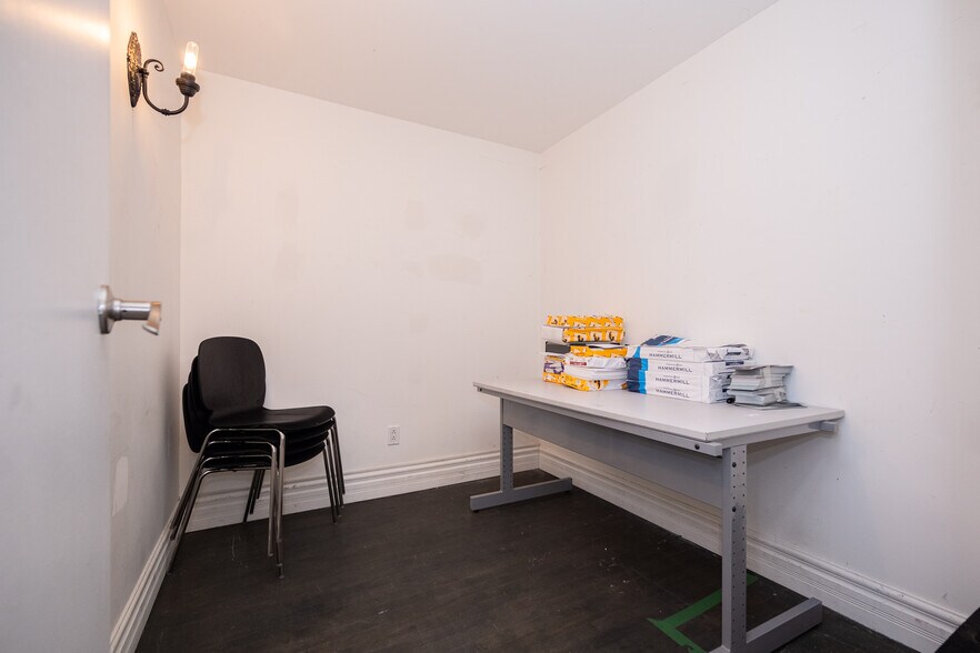 More Photos Of 1583 Rue Saint-Hubert, Montréal Medical For Sale