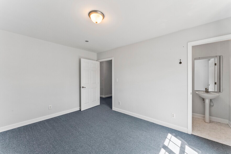 More Photos Of 104 Renaissance Cir, Mauldin Office For Lease