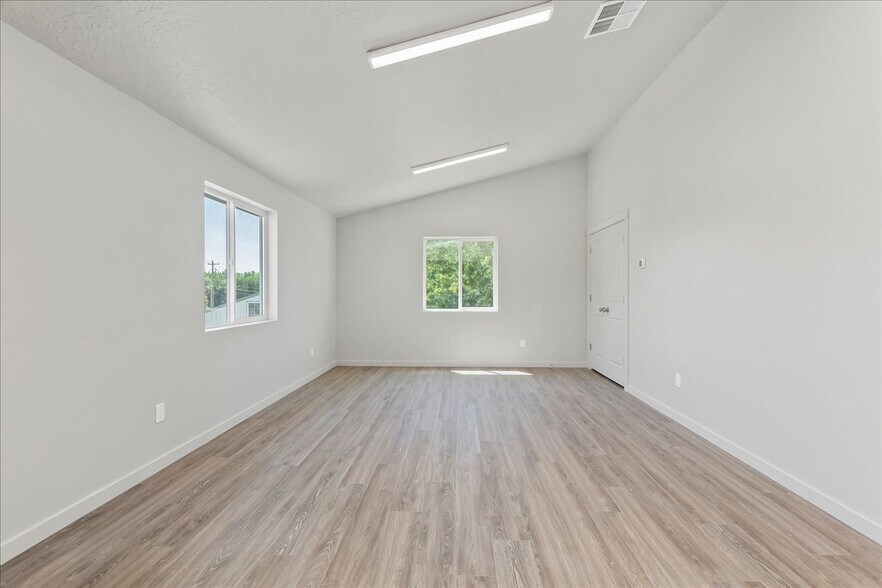 More Photos Of 225 N Happy Valley Rd, Nampa Warehouse For Lease