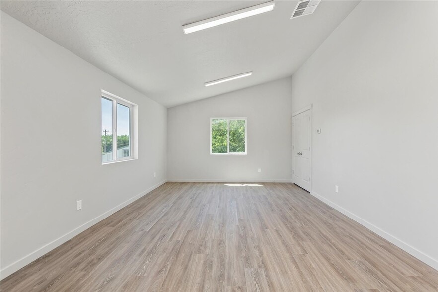 More Photos Of 225 N Happy Valley Rd, Nampa Warehouse For Lease