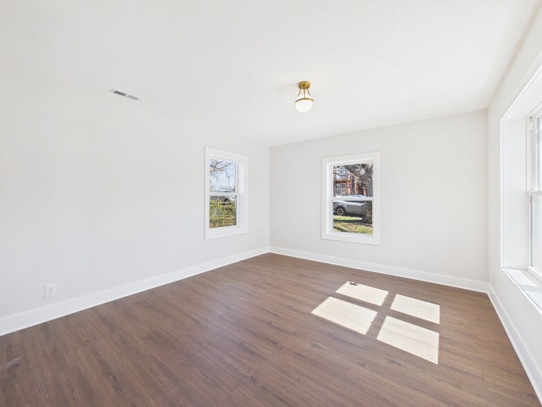 More Photos Of 6310 Ash Ave, Raytown Freestanding For Lease