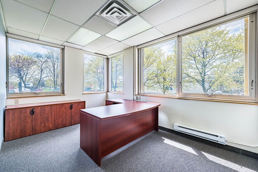 More Photos Of 220 Advance Blvd, Brampton Office For Sale