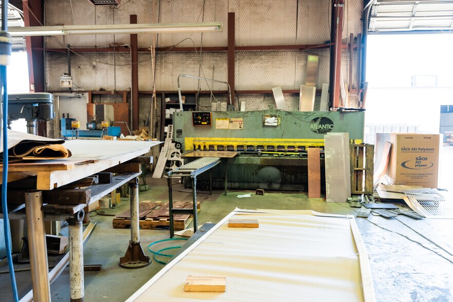 More Photos Of 1630 N Interstate 35 E, Lancaster Flex For Sale