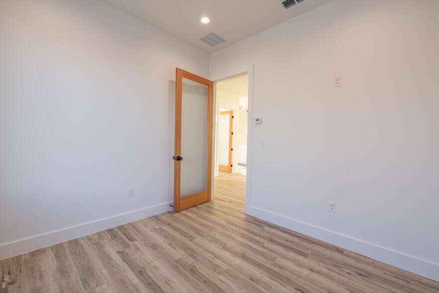 More Photos Of 8343 Upland Ave, Lubbock Office For Sale