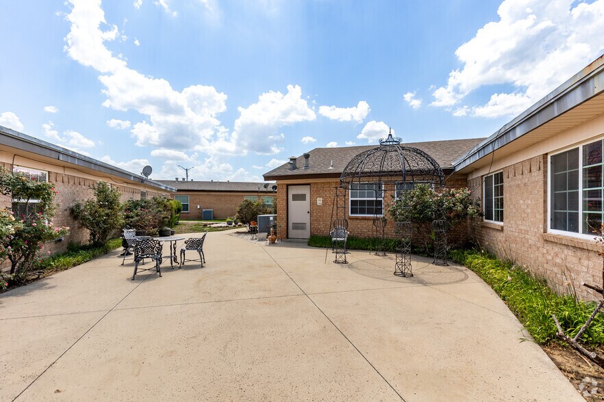 More Photos Of 2229 N Carroll Blvd, Denton Skilled Nursing Facility For Sale