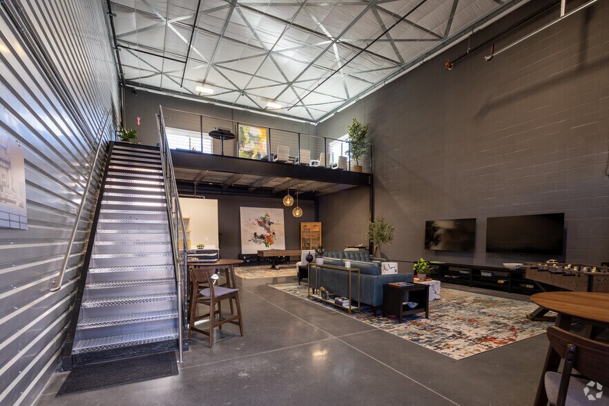 More Photos Of 5705-5725 Stables Way, Alpharetta Showroom For Lease