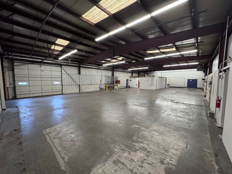 More Photos Of 378 Sundown Rd, South Elgin Warehouse For Lease